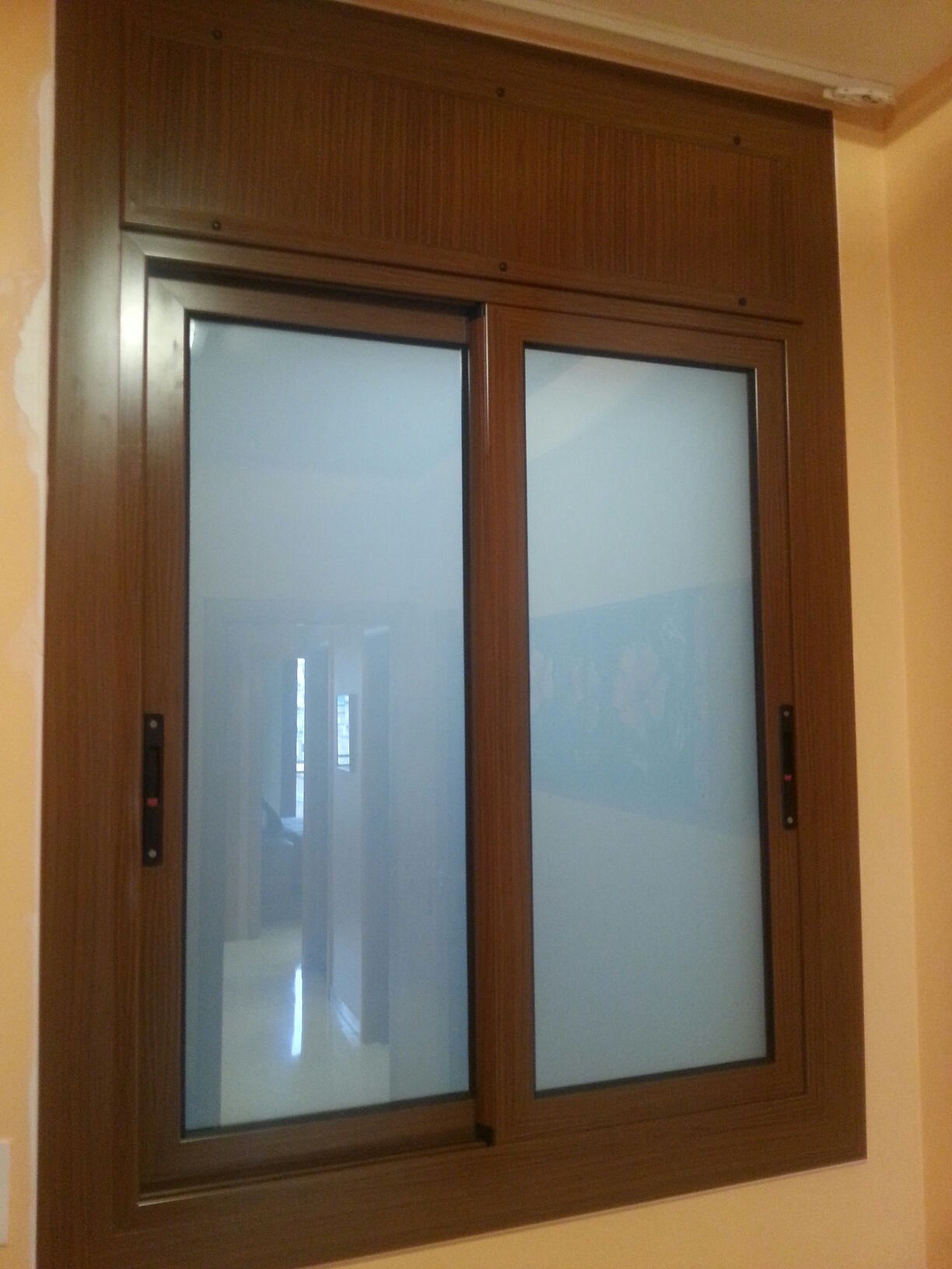 Ventana de aluminio lacado madera nogal b-7 | Carpintería de Aluminio