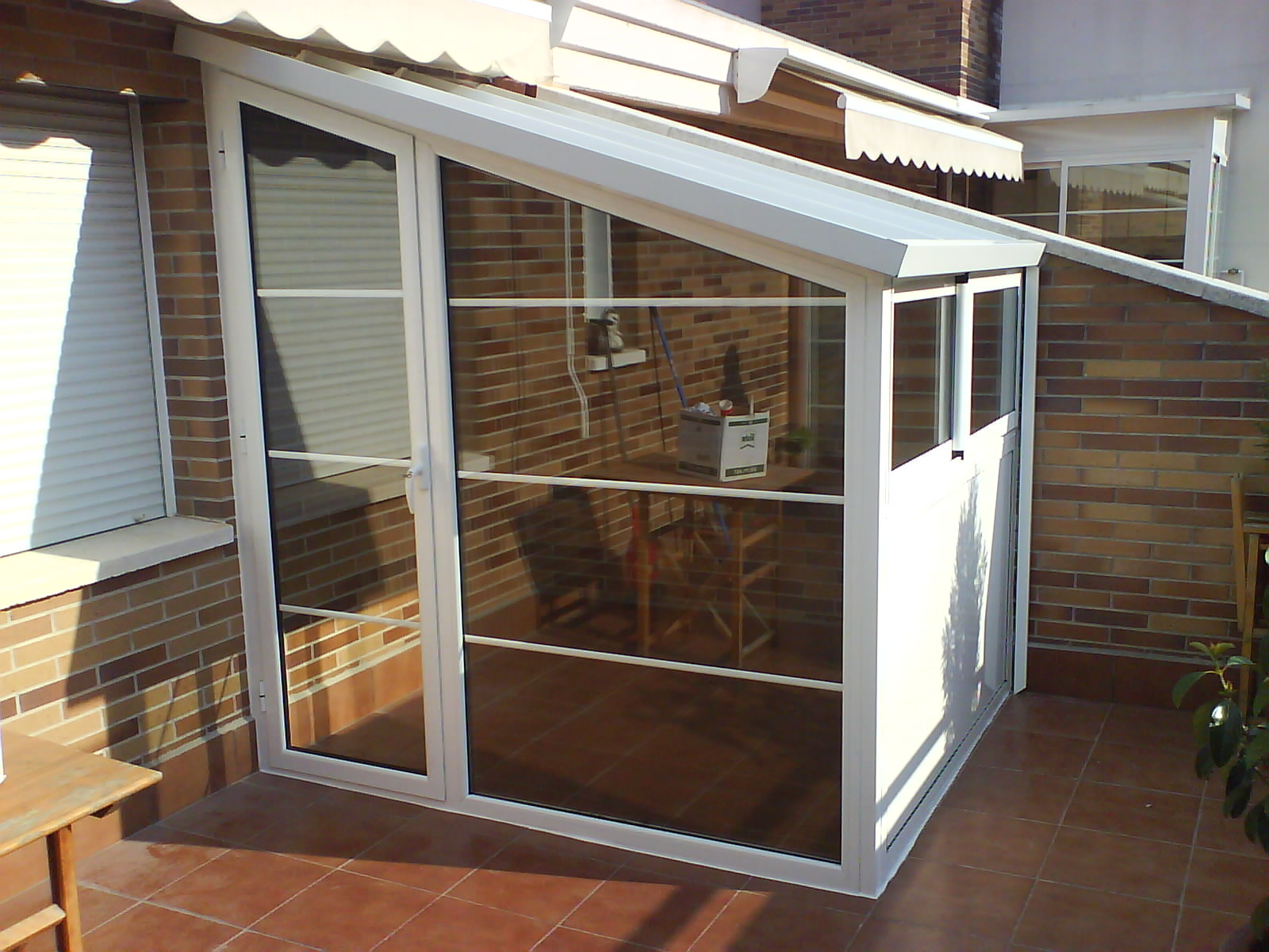 Cerramiento de aluminio tipo caseta de exterior terraza en Barcelona.