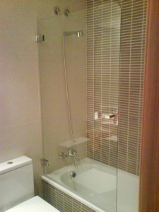 Hinged bath screen with tempered glass