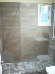 Shower enclosure with stabilizer bar