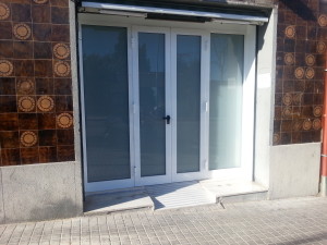 Puerta practicable serie S-50 de 4 hojas vidrio laminado