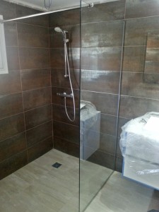 Glass shower screen 80 cm and stabilizer bar