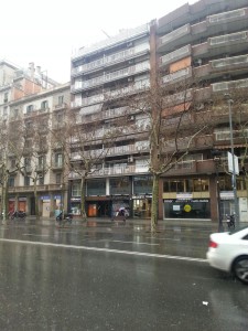 Barandillas de aluminio en un edificio en Barcelona