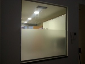División de vidrio en una cocina americana en un piso en Barcelona