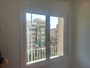 Ventana practicable de aluminio con vidrios acústicos en Barcelona