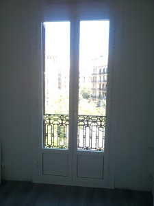 Portes d'alumini RPT bicolor al barri de l'Eixample de Barcelona