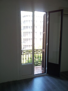 RPT aluminum doors bicolor in Barcelona's Eixample neighborhood