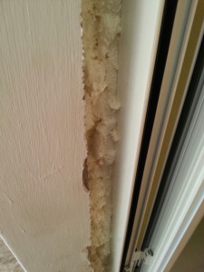 Espuma de poliuretano inyectada entre el marco y la obra de una puerta