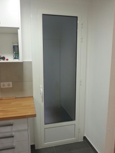 Puerta abatible de aluminio lacado blanco 