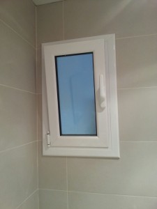 Ventana oscilobatiente de aluminio lacado blanco