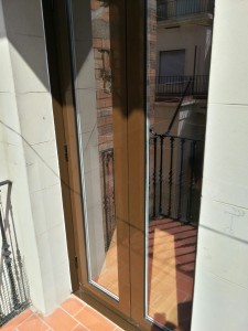 Cara exterior de la puerta en lacado marrón ral estandard