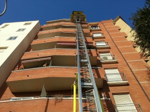 Ascenso del material por la fachada con elevador