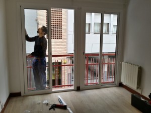 Puertas balconeras de la serie A-70 en lacado blanco