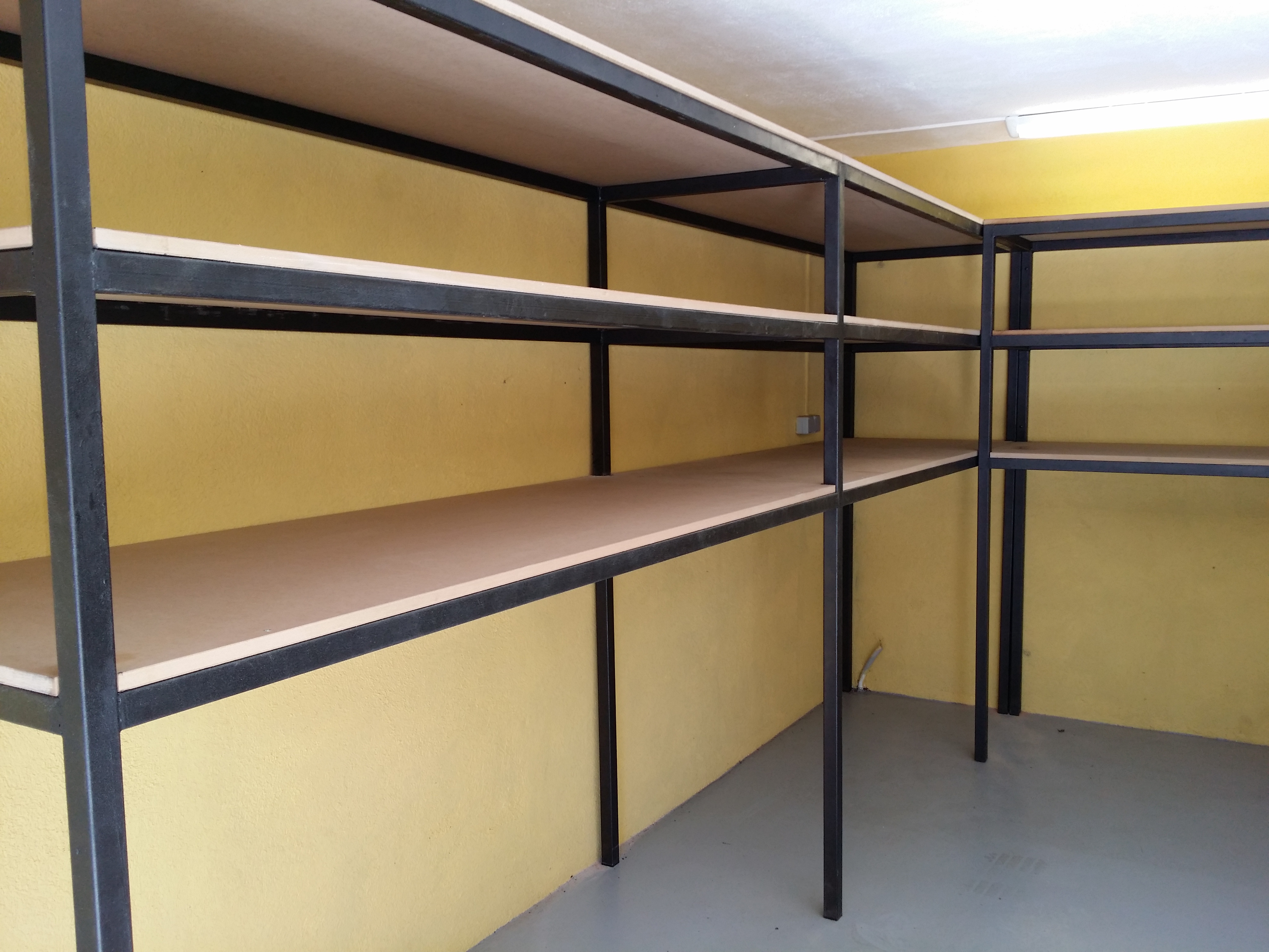 Estanterías de interior reforzadas con hierro soldado y pintadas en negro forja Carpintería de Aluminio Barcelona