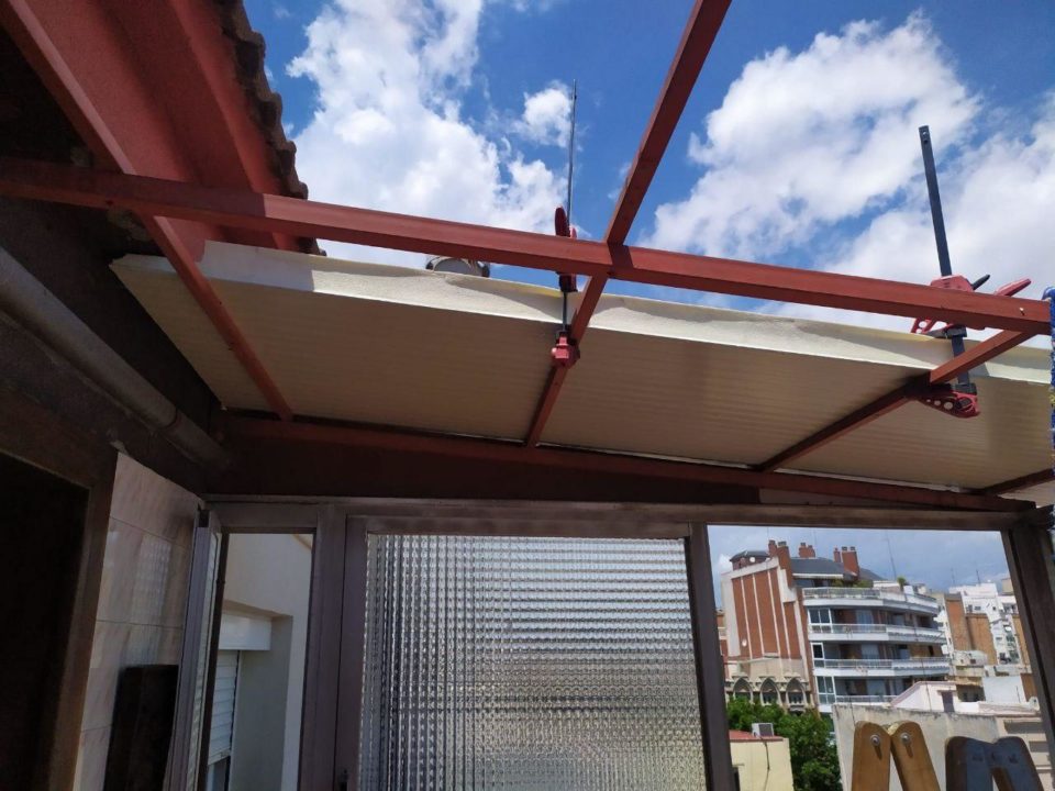 Cerramiento compuesto por ventanas correderas y techo tipo teja