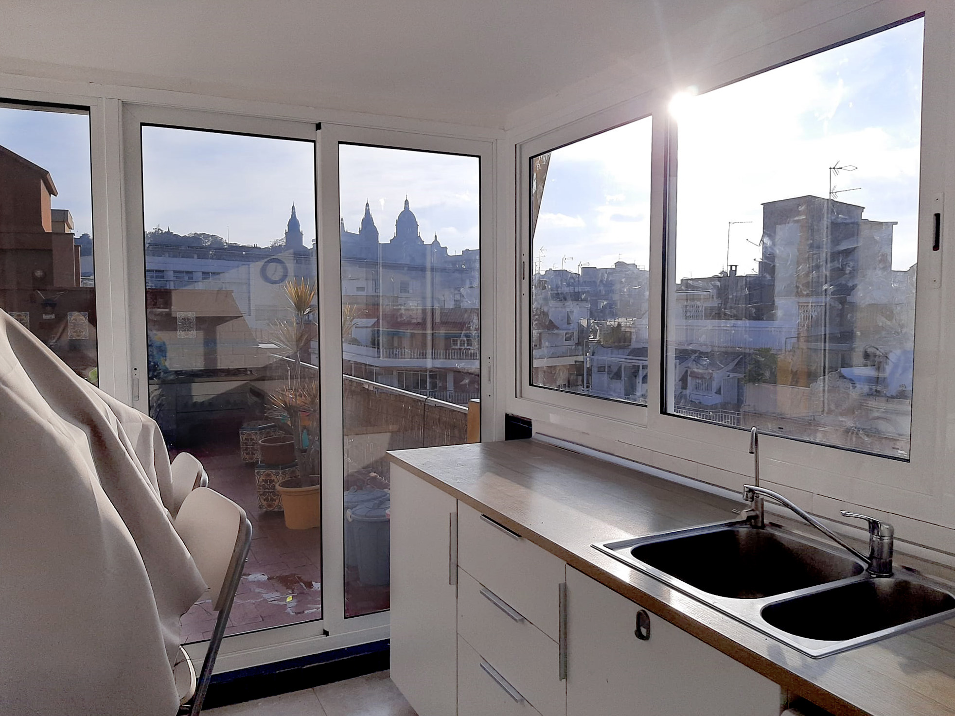 Ventanas de PVC en la terraza de una cocina