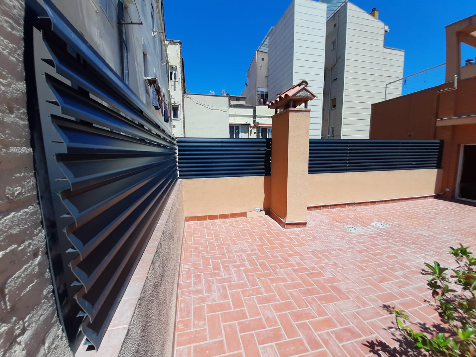 Valla tipo celosía para terraza  Carpintería de Aluminio Barcelona